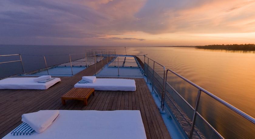 luxury houseboat kerala